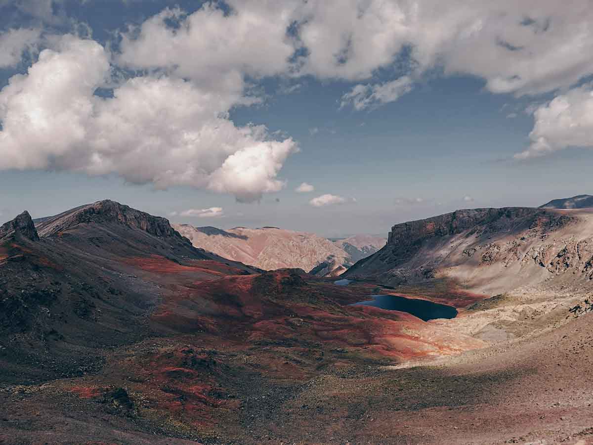 Essas formações muitas vezes resultam de processos geológicos únicos, como erosão diferencial, atividade vulcânica ou movimentações tectônicas. Veja algumas incríveis.