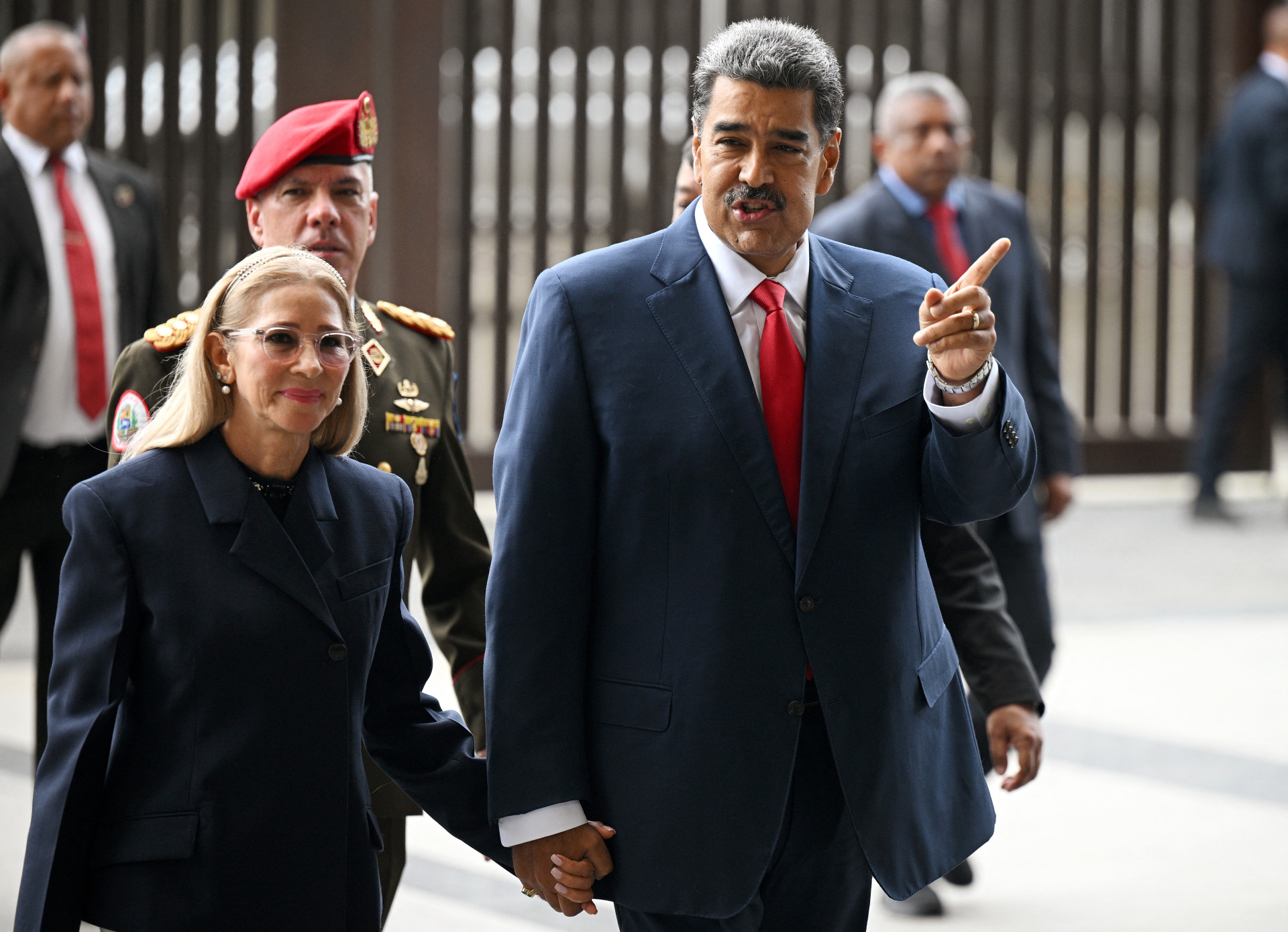 O presidente venezuelano, Nicol&aacute;s Maduro, acompanhado de sua esposa, Cilia Flores,  em agosto de 2024 (Foto: FEDERICO PARRA / AFP)
