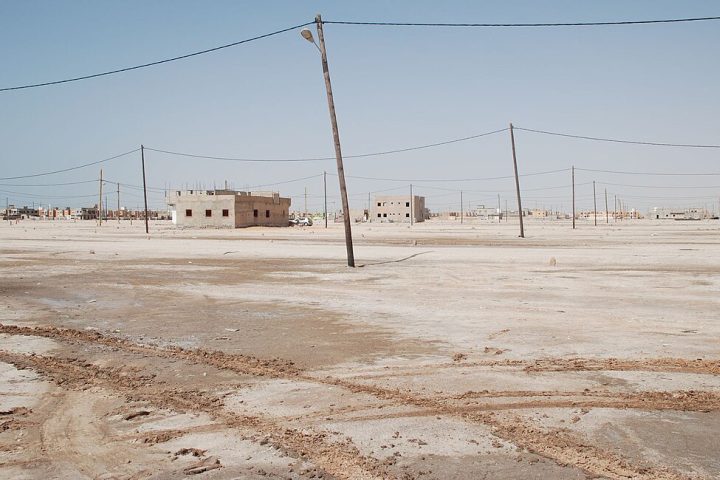 Por ter seu território quase inteiramente dominado pelo Deserto do Saara, o país é coberto de paisagens áridas, dunas e um clima extremamente seco.