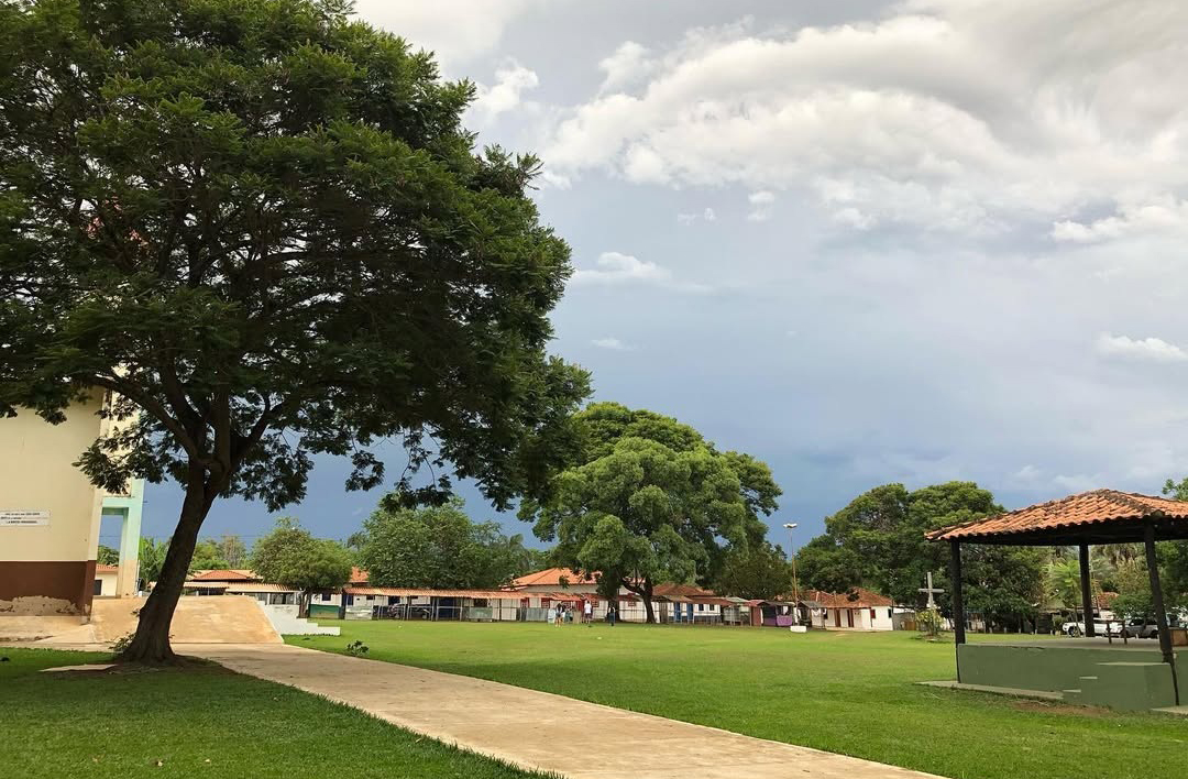 A linha do Tratado de Tordesilhas é mais que uma curiosidade geográfica. Ela simboliza a conexão entre passado e presente, entre o mundo e o vilarejo. Estar em Olhos D'Água é pisar em um território que carrega história global. É um ponto onde o mapa e a memória se encontram.