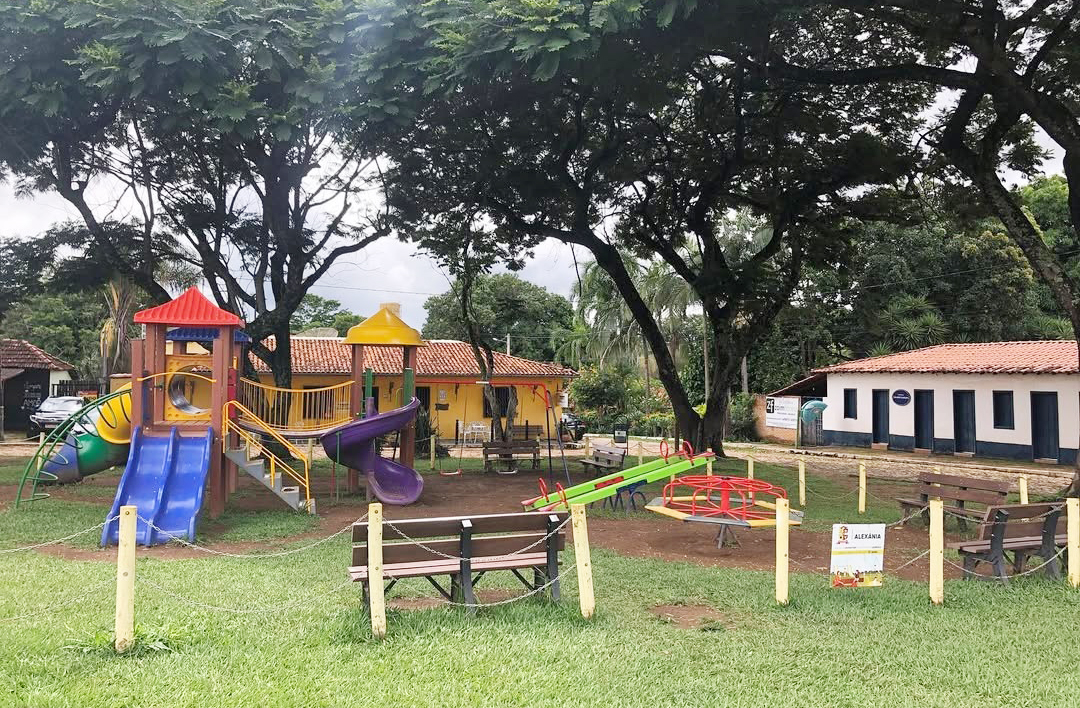 Já a Praça Santo Antônio é o coração da vila. Ali ocorrem encontros, festas e momentos de descanso sob as árvores. É ponto de partida para explorar o vilarejo e conhecer seus encantos. Tudo gira em torno da praça, como em um abraço coletivo.
