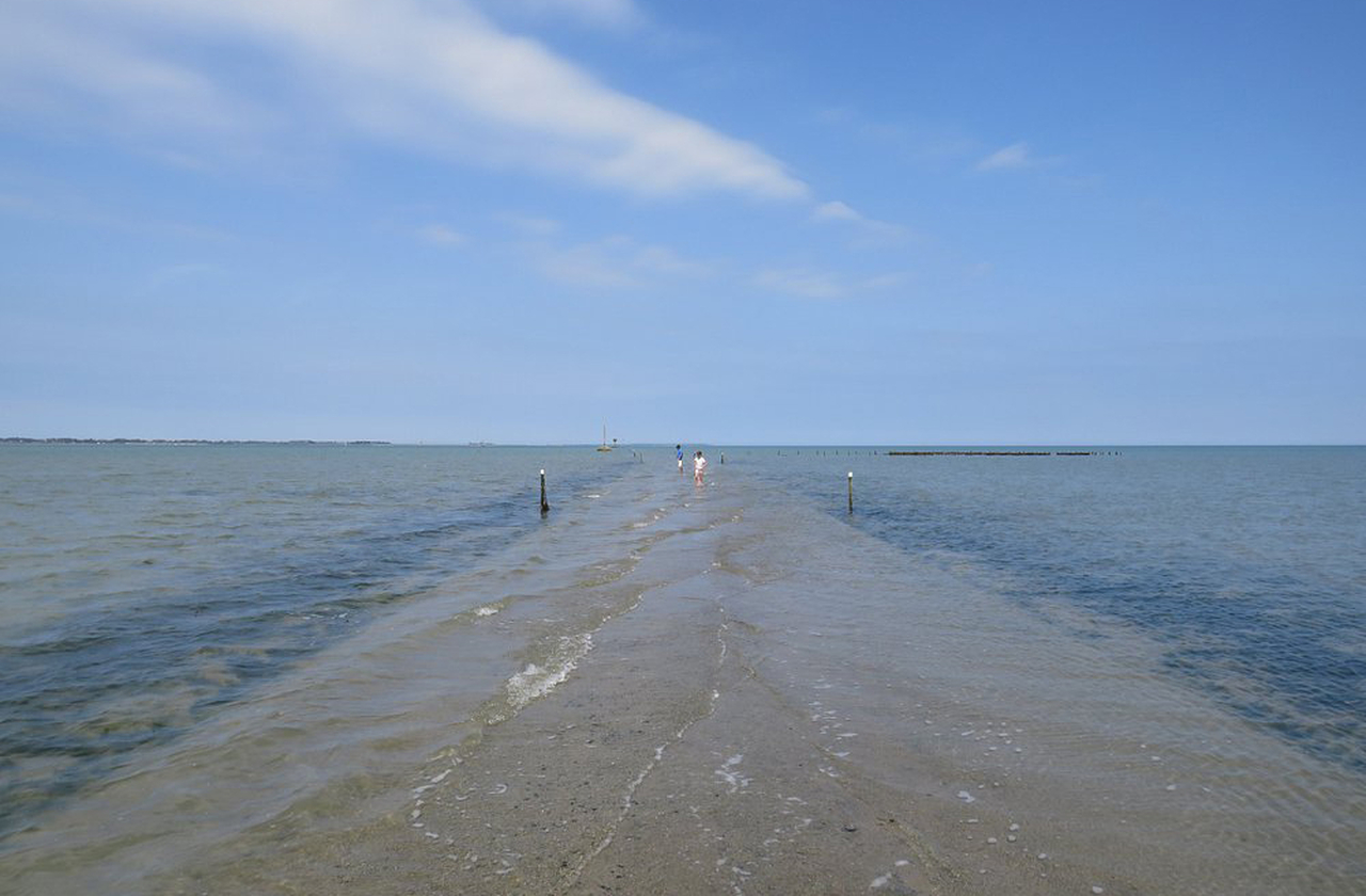 O nome “Gois” vem de uma palavra antiga que significa “caminho submerso” em uma referência direta à sua natureza efêmera. A estrada é tanto uma via quanto um fenômeno linguístico, carregando séculos de tradição.