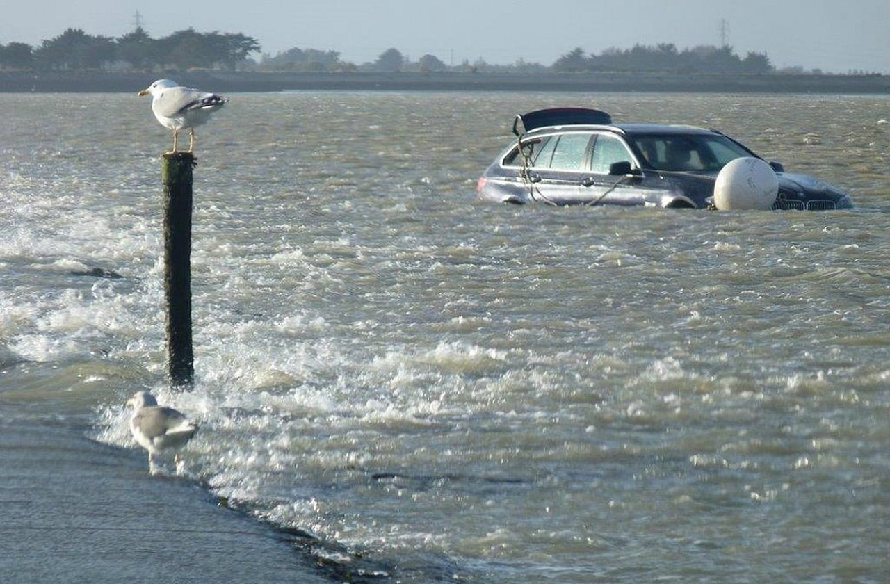 A estrada também é cenário de histórias e lendas locais. Muitos contam sobre viajantes imprudentes que foram surpreendidos pela maré. Essas narrativas reforçam o respeito que a comunidade tem pelo mar. O Gois é visto como belo, mas implacável.
