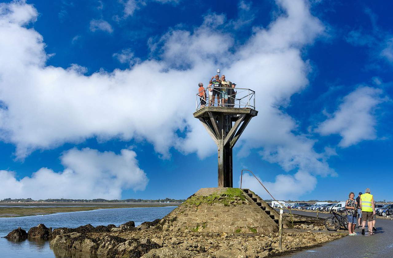 Ao longo da estrada, pequenas torres de resgate foram instaladas. Elas servem como refúgio para quem é surpreendido pela subida da maré. Os viajantes podem se abrigar até que a água recue novamente. Essas estruturas são testemunho da convivência entre risco e segurança.