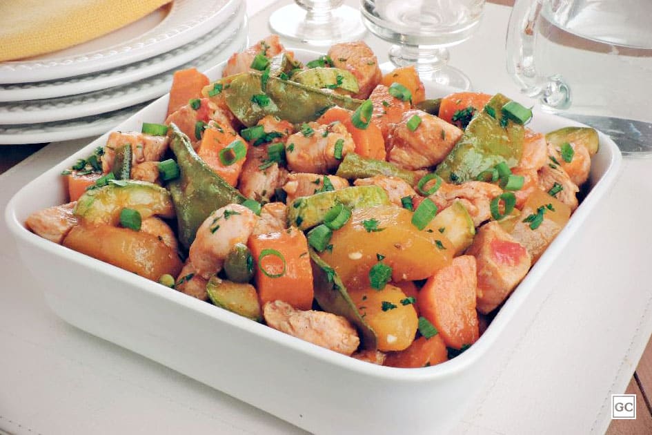 Frango com Legumes Orientais- Congelamento:Armazene em porções com molho para manter a umidade- Congelar por até: 2 meses- Descongelamento: Reaqueça no wok ou frigideira para preservar a crocância dos legumes.