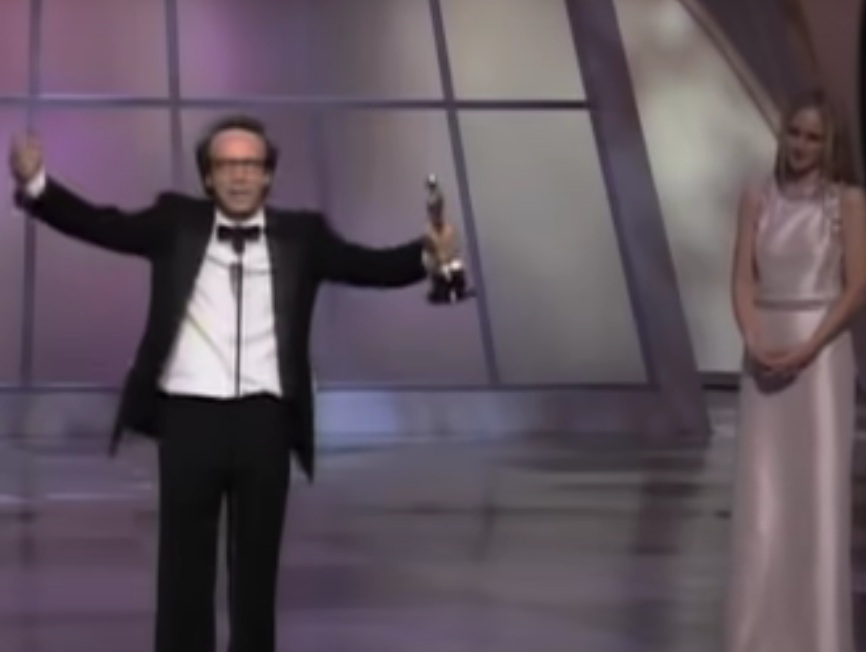 O ator italiano Roberto Benigni entra na lista por ser o primeiro a ganhar por um papel em língua não inglesa - por A Vida é Bela, de 1999. Além disso, venceu os favoritos Tom Hanks e Edward Norton a sua reação ao saber que ganhou, subindo em cima das poltronas do teatro, foi um dos grandes momentos da história do Oscar. 