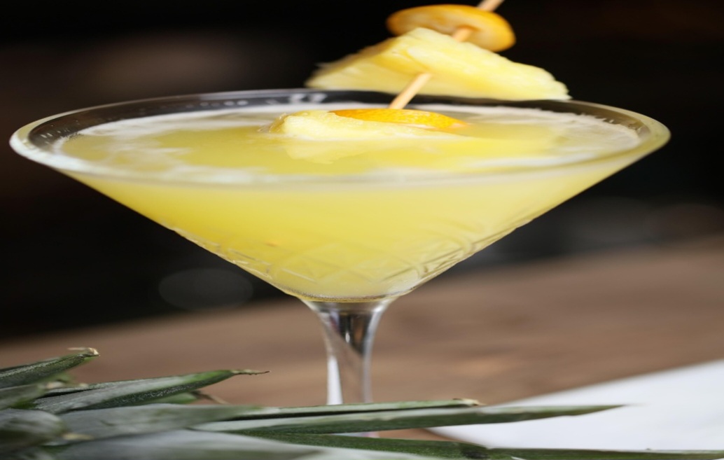 Por ser rica em magnésio, potássio e carboidratos, esta fruta é boa para consumir antes ou após o treino. Ela, portanto, fornece energia e minerais que promovem a recuperação muscular, aumentam a força e evitam o surgimento de cãibras.