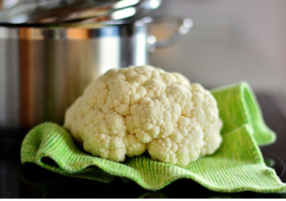 A couve-flor, então, chegou ao Brasil com os portugueses e tornou-se uma das hortaliças mais populares, especialmente na culinária regional. 