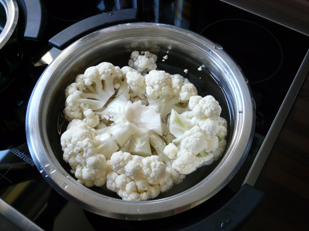 Por conter minerais importantes para manter os ossos fortes, resistentes e saudáveis, como cálcio e fósforo, a couve-flor melhora a saúde dos ossos. Algo que previne quedas, fraturas, osteopenia e osteoporose.