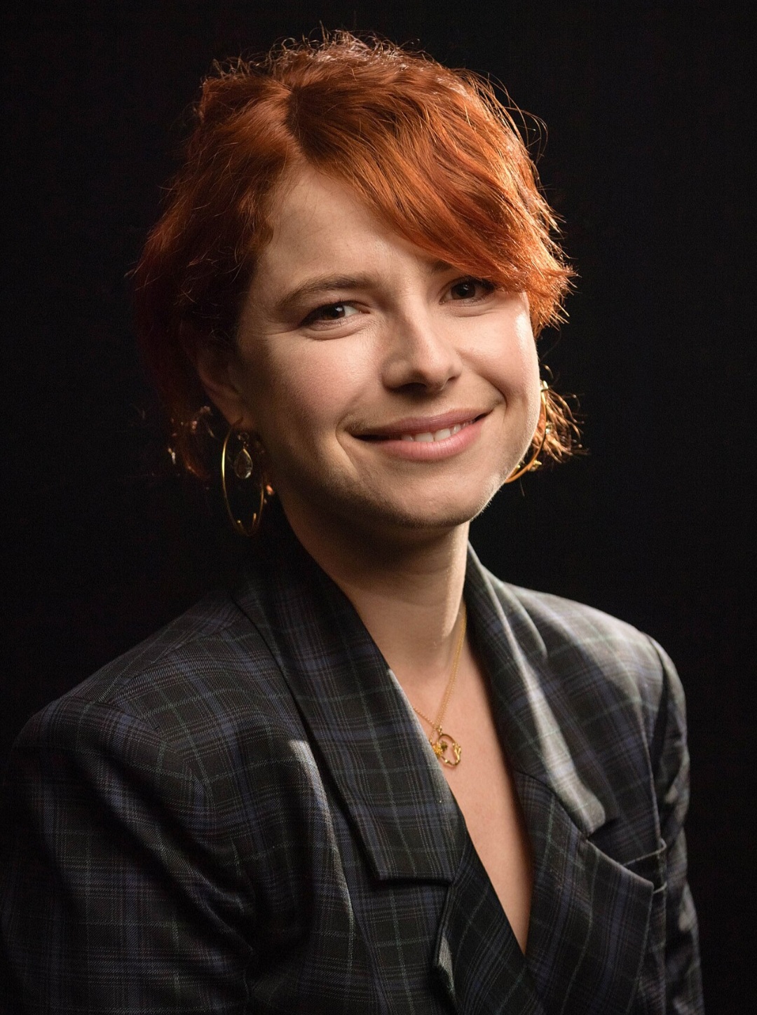 Jessie Buckley – Nascida em 1989, em Killarney, foi indicada ao Oscar por A Filha Perdida e elogiada em Men e Wild Rose. Alterna papéis desafiadores com naturalidade e tem sido presença constante em prêmios internacionais.