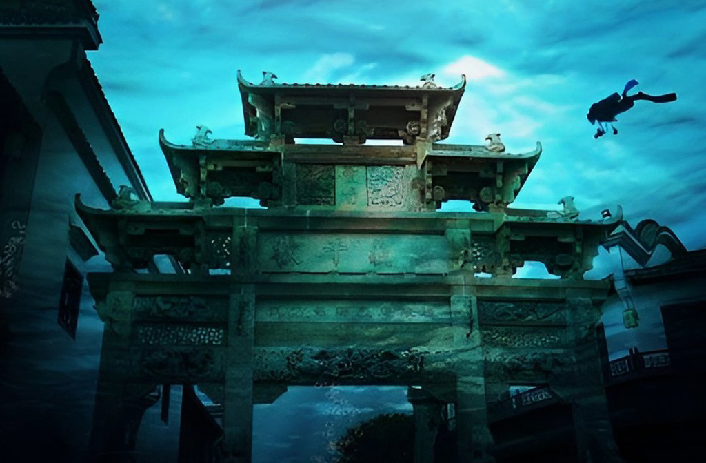 Shicheng é uma antiga cidade chinesa, fundada há mais de 1.300 anos, com forte influência cultural clássica. Próspera, tornou-se centro econômico e político da região. Mas sua localização estratégia entre montanhas a remeteu a um destino um tanto o quanto inusitado.
