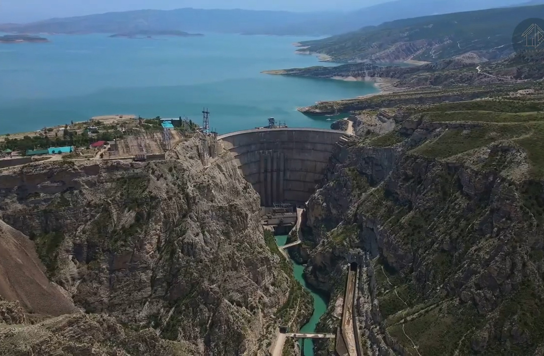 Inundada em 1959 para a construção da Usina Hidrelétrica de Xin’an, Shicheng teve suas estruturas completamente cobertas pelo lago artificial Qiandao, que se formou sobre ela. A submersão ocorreu de forma planejada e rápida, preservando boa parte das construções.