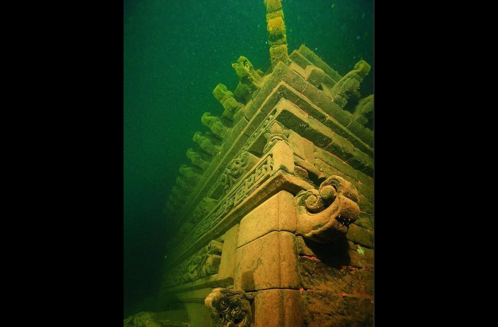 Portões, muralhas, ruas e esculturas continuam surpreendentemente bem conservados. Se por um lado a madeira se deteriorou, por outro lado as estruturas de pedra e tijolos resistiram ao tempo. frente a uma arquitetura que reflete estilos das dinastias Ming e Qing.

