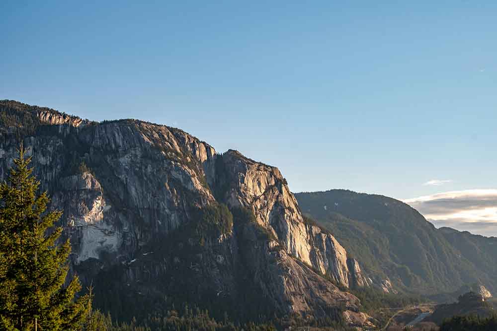 Stawamus Chief (Canadá) – Essa enorme parede de granito em British Columbia lembra uma cúpula arredondada e é um dos maiores monólitos da América do Norte. Esculpida por glaciações, é um paraíso para escaladores e oferece trilhas com vistas incríveis.
