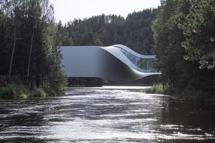 The Twist (Jevnaker, Noruega): Criado por Bjarke Ingels, The Twist é um museu de arte contemporânea no rio Randselva que funciona simultaneamente como galeria de arte e ponte por meio de sua estrutura retorcida. 