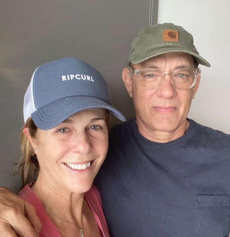 A filha do astro relata inclusive um episódio de violência física que a levou a se mudar para Los Angeles para viver com o pai e a madrasta, Rita Wilson (foto).