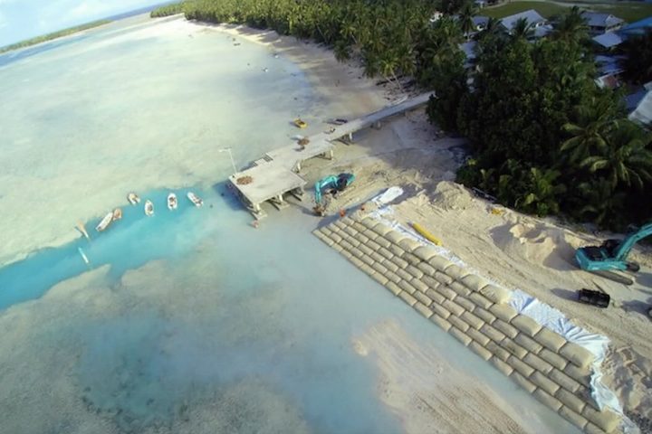 Os efeitos já são sentidos de forma intensa. Em alguns locais, cemitérios costeiros foram submersos e comunidades inteiras precisaram ser deslocadas para regiões mais altas. 