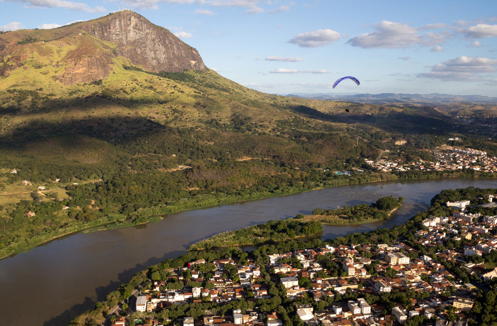 A Vale do Rio Doce é uma das regiões mais estratégicas do Brasil, pulsando com riquezas naturais e atividades econômicas que moldam o país. Suas cidades crescem ao ritmo da produção, e seus recursos abastecem mercados internos e externos. Veja como pecuária, agricultura, siderurgia, celulose, café e mineração se entrelaçam para formar um mosaico de desenvolvimento e potência nacional. 

