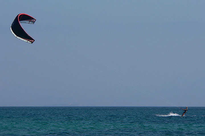 O kitesurf, também conhecido como kiteboard, é um esporte aquático que combina elementos do surfe, do surf, windsurf e parapente. 