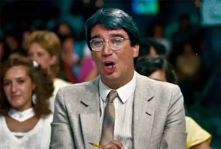 Silvio Santos convidou Décio Piccinini, em fevereiro de 1970 para integrar o júri do Show de Calouros, que na época era transmitido aos domingos, na Rede Tupi e Record., e posteriormente no SBT, antiga TVS. Ficou nesse programa por quase 27 anos, até final de 1996.