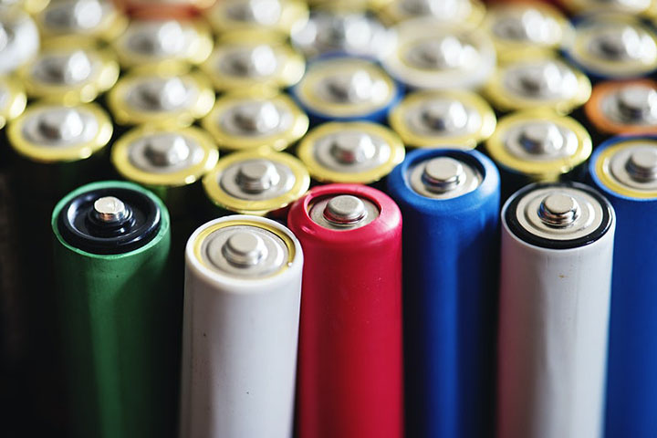 Mesmo assim, é preciso evitar o descarte incorreto. Isso previne a contaminação do solo e da água, mas a “reciclagem artística” doméstica ajuda a promover a consciência ambiental de forma prática.