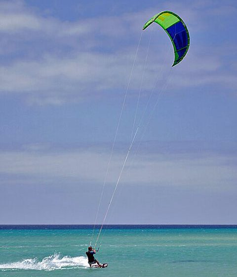 Na modalidade, o praticante é impulsionado sobre a água por uma pipa controlada por cabos e uma barra de comando, enquanto desliza sobre uma prancha semelhante à de surfe.