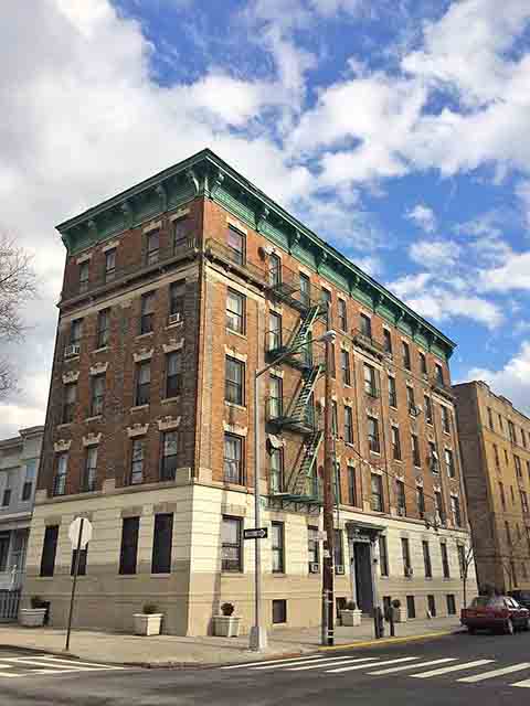 A área da Avenida Arthur, por sua vez, é conhecida como a verdadeira “Little Italy” (Pequena Itália) de Nova York, preservando padarias e restaurantes tradicionais italianos que resistem há gerações.
