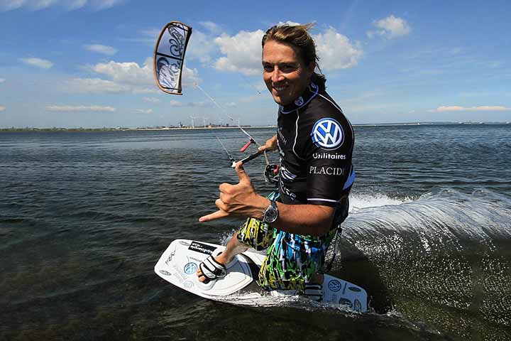 O conceito de usar pipas para locomoção remonta a milhares de anos, mas o kitesurf moderno surgiu na década de 1980.
