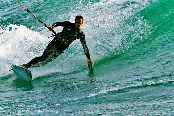 Wave: Consiste em velejar e surfar as ondas, utilizando pranchas direcionais (parecidas com as de surf).