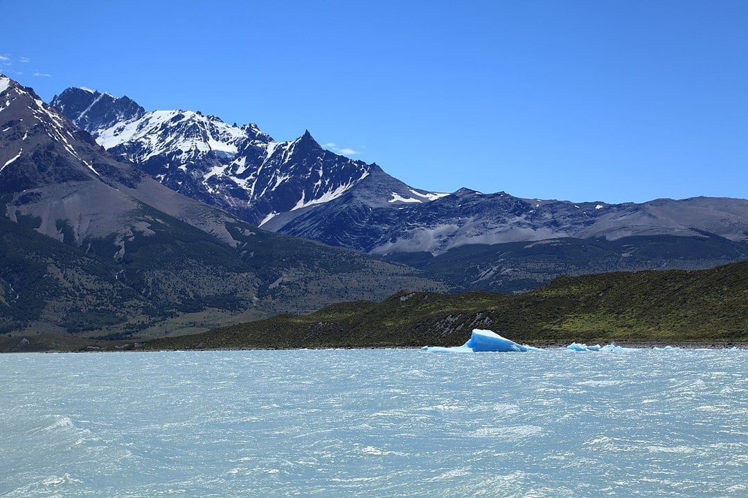 Já o Lago Viedma, localizado na província de Santa Cruz, na Argentina, tem uma área de aproximadamente 1.088 km². É alimentado pelo Glaciar Viedma e faz parte do Parque Nacional Los Glaciares.