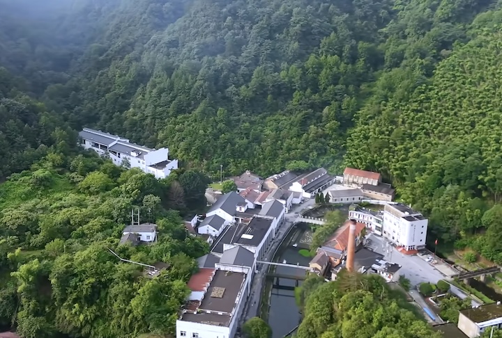 A produção é realizada em Wuxi, cidade na província de Jiangsu, próxima a Xangai, no leste da China. 