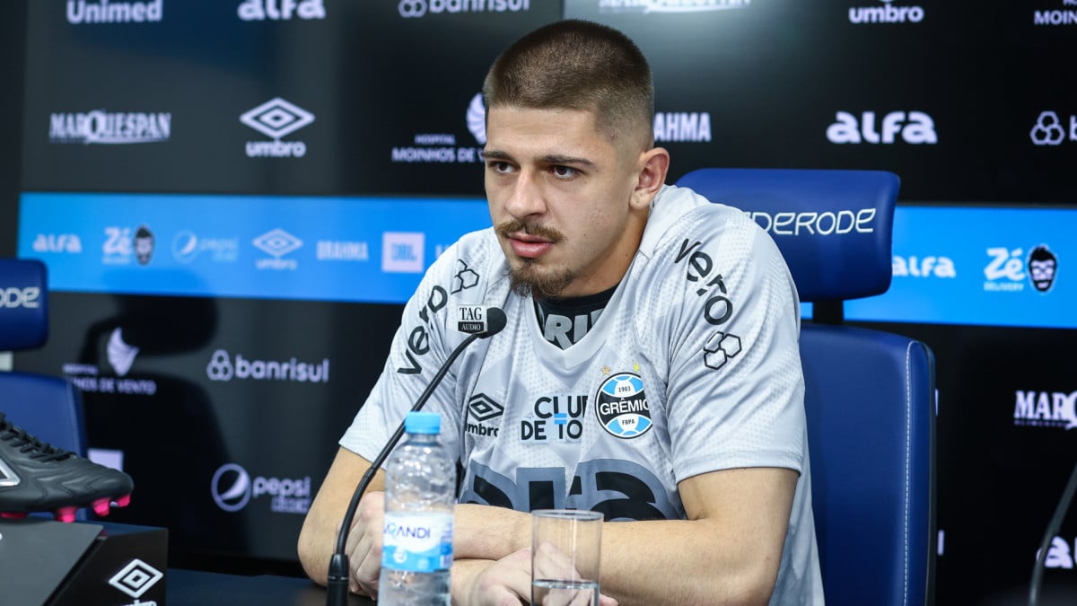 Jorge sendo apresentado como goleiro do Grêmio