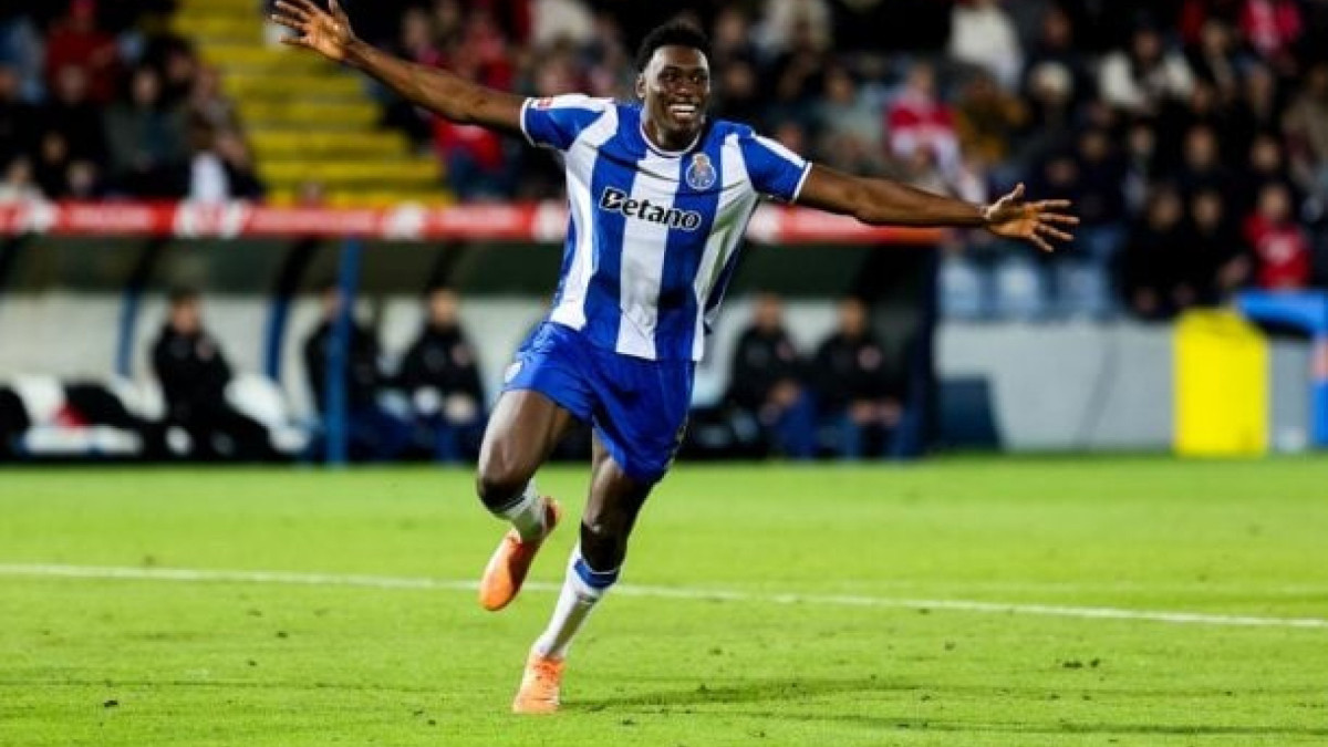 Erro inacreditável do goleiro Gabriel Batista decide o jogo nos Açores; Dragão abre sete pontos de vantagem sobre o vice-líder Sporting