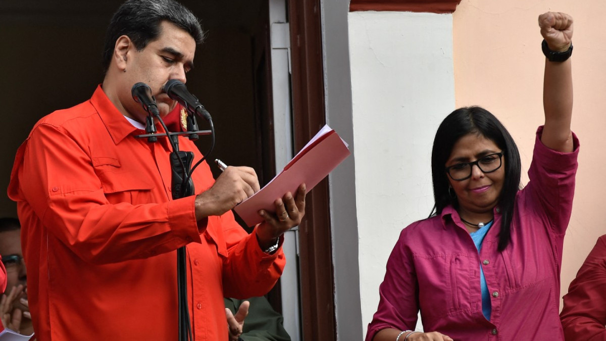 Nicolás Maduro com a agora presidente em exercício da Venezuela, Delcy Rodriguez, em foto de 23 de janeiro de 2019