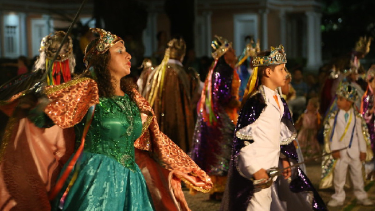 Reisado Brincantes Cordão do Caroá celebra Dia de Reis com apresentação nos Jardins da Reitoria da UFC nesta terça-feira, 6 de janeiro