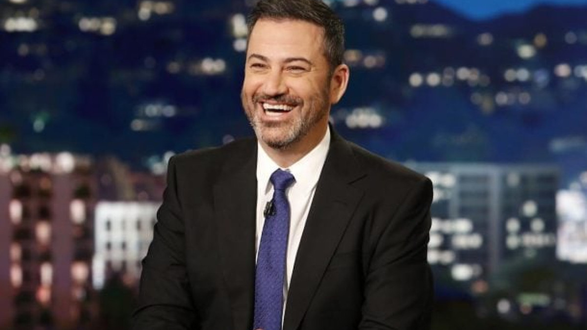 Apresentador dedica vitória no Critics Choice Awards ao presidente estadunidense e alfineta honraria dada por Gianni Infantino