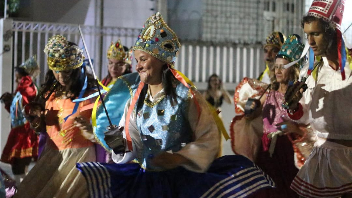 Reisado Brincantes Cord&atilde;o do Caro&aacute;, de Fortaleza, celebra Dia de Reis 