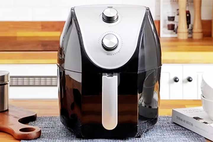O primeiro ponto crucial ao usar a air fryer é garantir que você está colocando os itens certos dentro dela. Embora muitas receitas sugiram o uso de papel alumínio, é importante saber quando e como usá-lo. Quando utilizado de maneira inadequada, o papel alumínio pode bloquear os furos do cesto. 