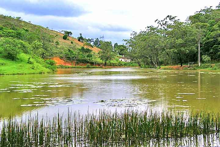 O Lago Azul tem área de 40 mil metros quadrados e é um dos melhores lugares para pesca da cidade. Lá podem se encontrar espécies como acará, lambari, traíra e bagre. O espelho d'água é cercado por matas com trilhas para passeios.