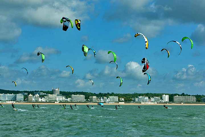 Existem diferentes modalidades de kitesurf; conheça as principais!