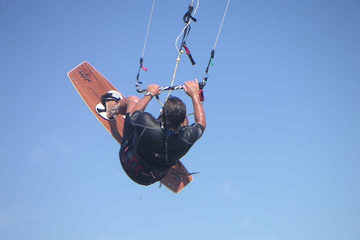 Freestyle: A vertente mais acrobática e radical, com foco em manobras complexas, saltos altos, rotações e movimentos no ar.