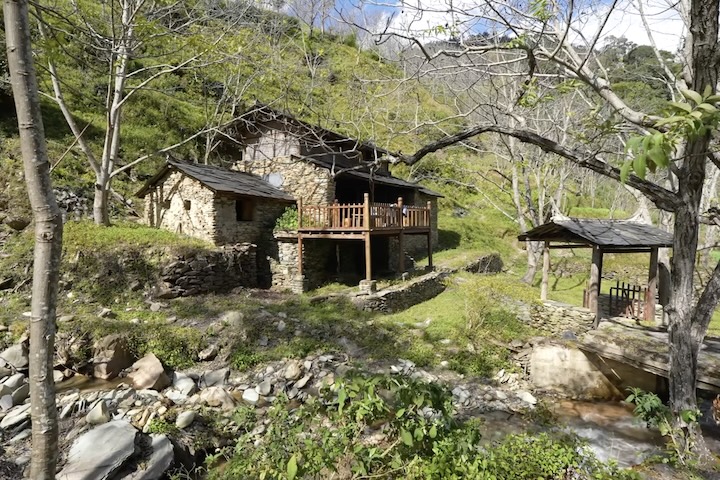 A Vila Gumo cativa viajantes e fotógrafos graças a sua preservação histórica e atmosfera contemplativa. 