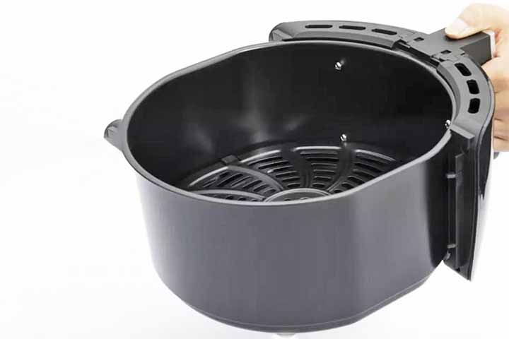 Embora incêndios e explosões sejam raros, eles podem ocorrer se a air fryer não for usada corretamente. Resíduos de gordura ou pedaços de alimentos podem superaquecer e provocar incêndios. Para evitar esse risco, é importante manter o aparelho sempre limpo, removendo restos de comida e gordura após cada uso. 