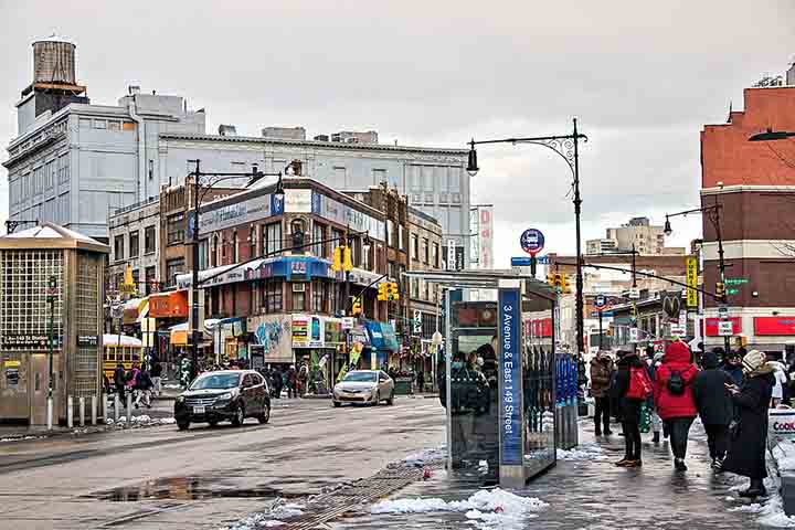 Com a chegada de imigrantes vindos da Irlanda, Alemanha, Itália e do leste europeu, a região rapidamente se diversificou, recebendo posteriormente ondas significativas de porto-riquenhos, dominicanos, afro-americanos e comunidades caribenhas. 
