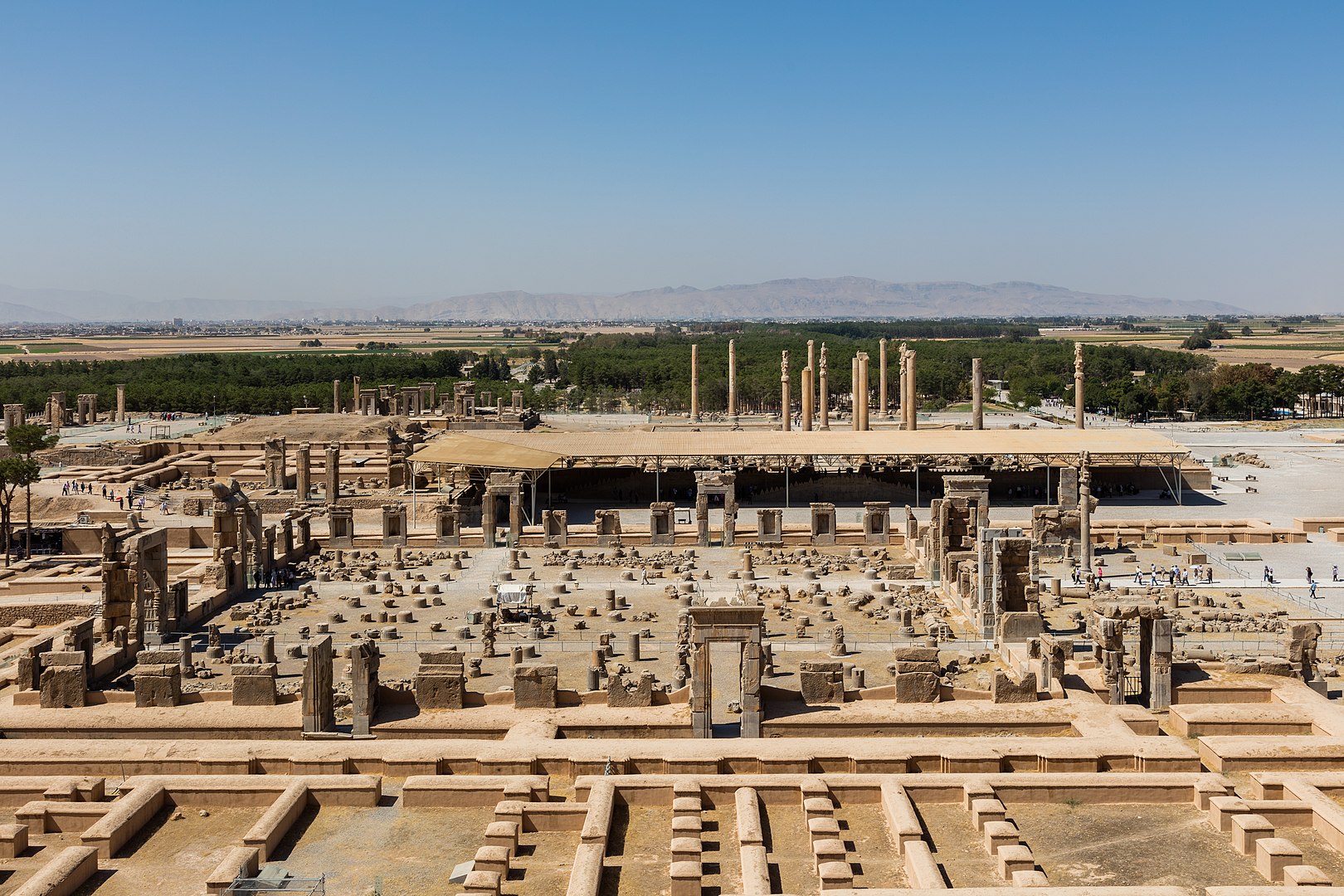 Irã (Ásia)- Fica no Oriente Médio, com 1.65 milhões de km² e 85 milhões de habitantes. Sua economia baseia-se em petróleo, gás e agricultura. Na Antiguidade se chamava Pérsia. Persépolis, se destaca pela rica história e pelo legado cultural.