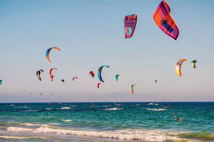 Os franceses Bruno e Dominique Legaignoux são considerados os inventores do conceito moderno, ao criarem um tipo de pipa inflável que permitia maior estabilidade e segurança.