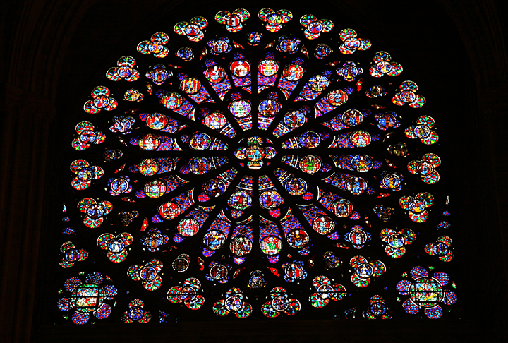 Rosáceas - Janelas circulares decoradas com vitrais em forma de rosa (rosáceas) geralmente estão localizadas na fachada de várias catedrais, simbolizando a divindade e o cosmos.
