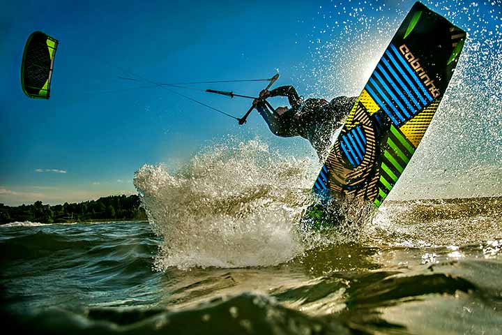 Por isso, os praticantes devem usar equipamento de segurança, respeitar as normas locais de navegação e manter distância de banhistas e embarcações.