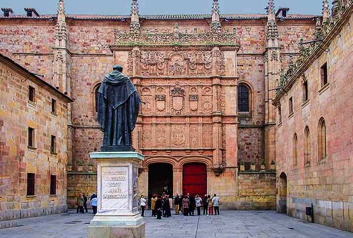 Universidade de Salamanca (Salamanca, Espanha)
Fundada em 1134 e ampliada no estilo gótico nos séculos XV e XVI, com a fachada por Juan de Talavera. É famosa por sua decoração em pedra e ornamentos, sendo uma das universidades mais antigas da Europa