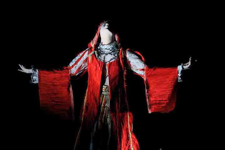 Esse contraste entre as visões dos dois fundadores ampliou o universo do butô, permitindo que a dança se tornasse uma plataforma extremamente plural.
